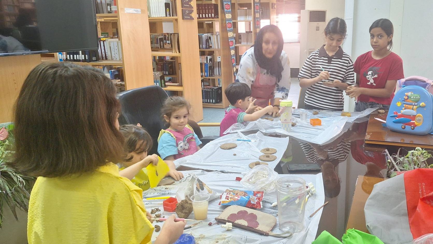 نخستین جلسات کلاسهای آموزش نقاشی با مدادرنگی و سفالگری برگزار شد