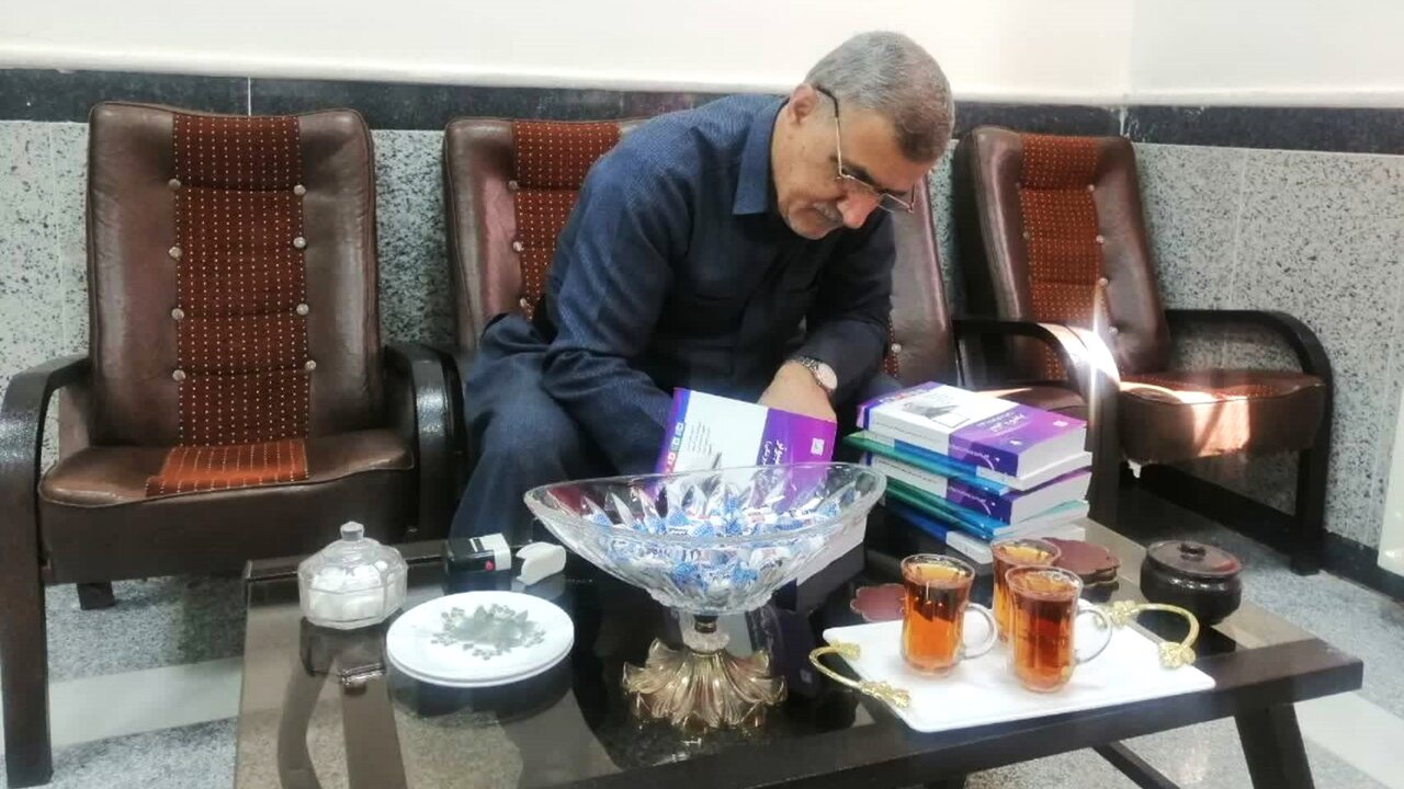اهدای آثار علمی و پژوهشی «منصور رضایی» به کتابخانههای عمومی شهرستان جوانرود