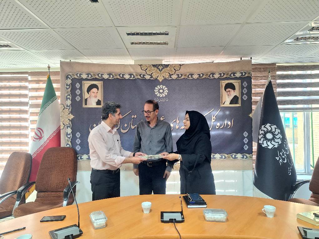 معرفی کتاب «جای خالی سلوچ» و اهدای حکم سرپرست اداری و مالی اداره‌کل کتابخانه‌های عمومی کردستان
