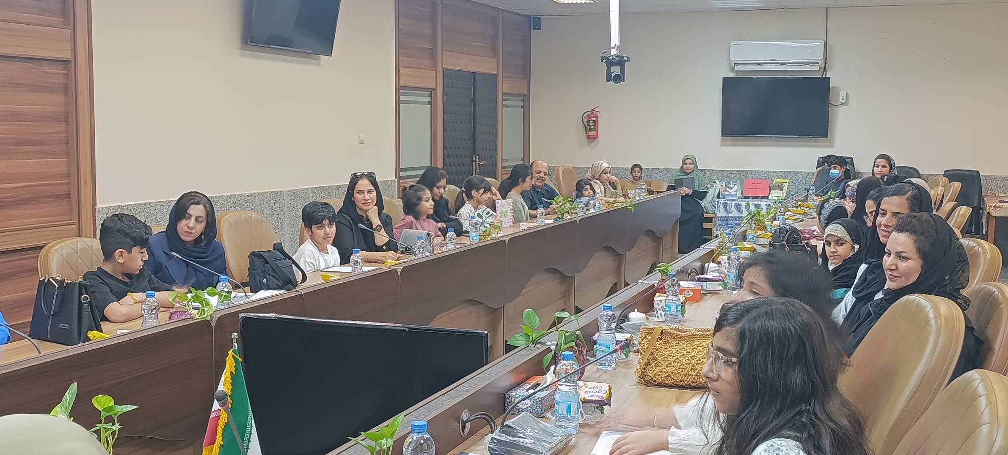 در سایه کتاب؛ از معرفی کتاب تا نقد آثار با حضور جعفر توزندهجانی