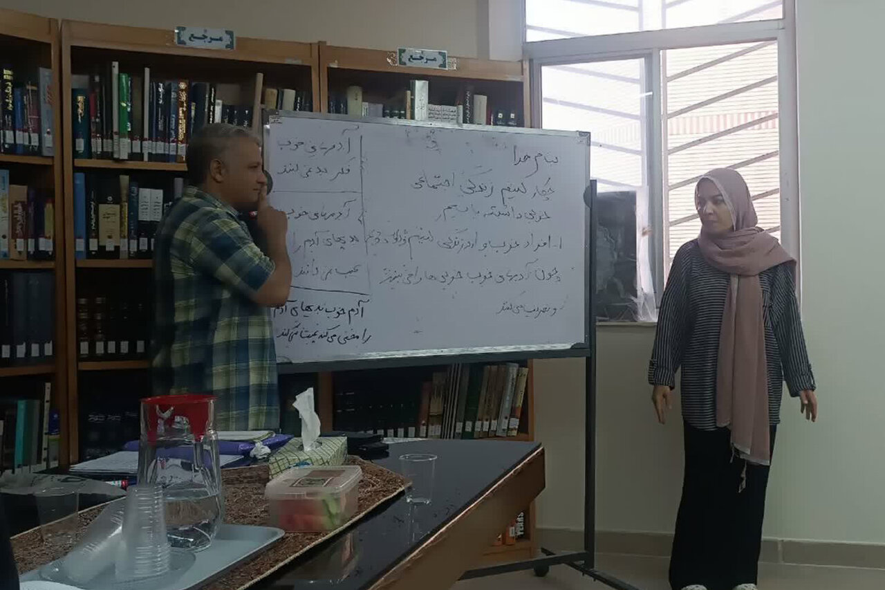 برگزاری برنامه‌های ترویجی کتاب‌محور در کتابخانه‌های عمومی استان مرکزی