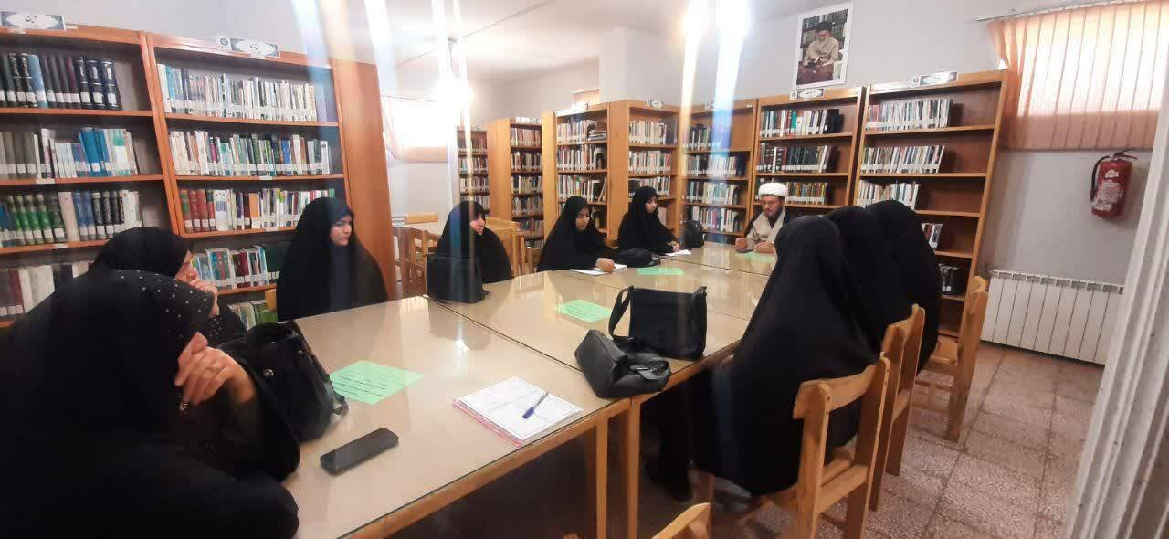 برگزاری نشست تبیینی عفاف و حجاب در کتابخانه امام خمینی (ره) قهاوند