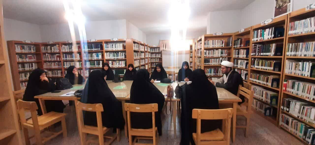 برگزاری نشست تبیینی عفاف و حجاب در کتابخانه امام خمینی (ره) قهاوند