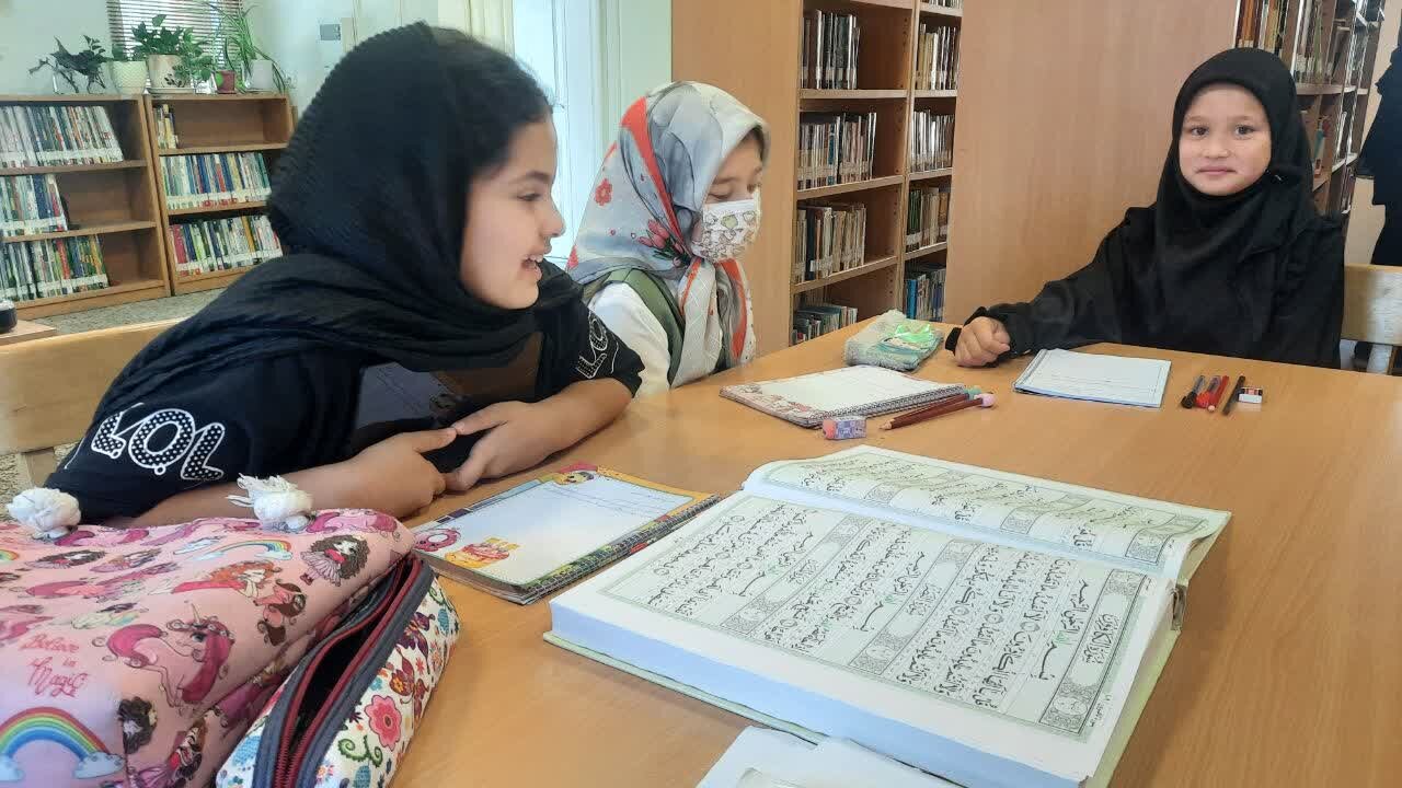 نشست قرآنی «جهانبینی و سبک زندگی از آیات قرآن» در کتابخانه فردوسی پیشوا