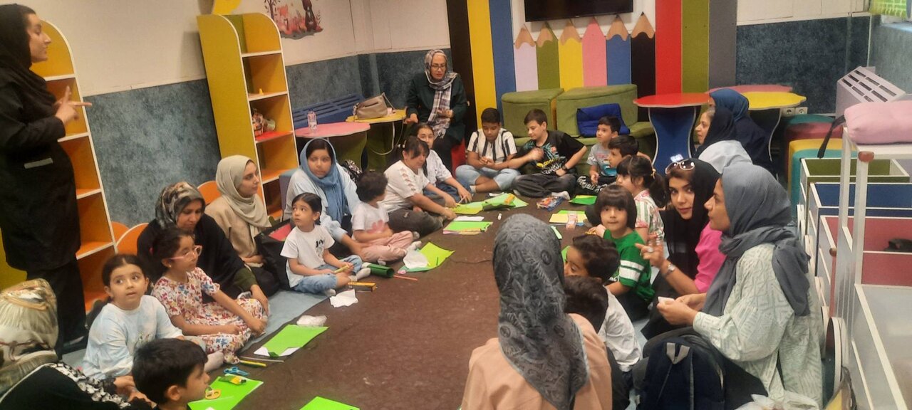 برگزاری کلاس‌ آموزش اوریگامی و ساخت کاردستی در کتابخانه عمومی قاصدک فردیس