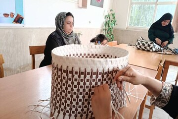 کارگاه آموزش حصیربافی در کتابخانه عمومی نوکنده بندرگز