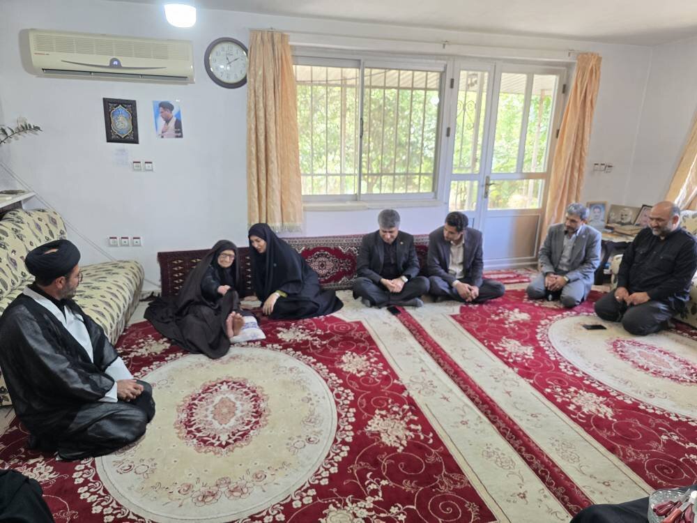 فلاح کردآبادی با خانواده شهید حجت‌الاسلام ابراهیمی دیدار کرد