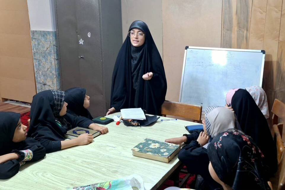 کلاس آموزش قرآن ویژه کودکان در کتابخانه سید احمد خمینی صفیآباد برگزار شد
