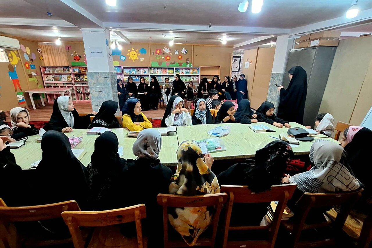 کلاس آموزش قرآن ویژه کودکان در کتابخانه سید احمد خمینی صفیآباد برگزار شد