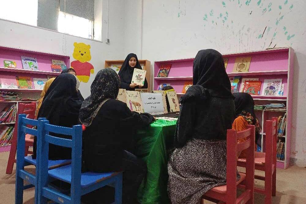 نشست کتاب‌خوان و آیین «تکیه کتاب» در کتابخانه امیرالمؤمنین(ع) کلاله برگزار شد