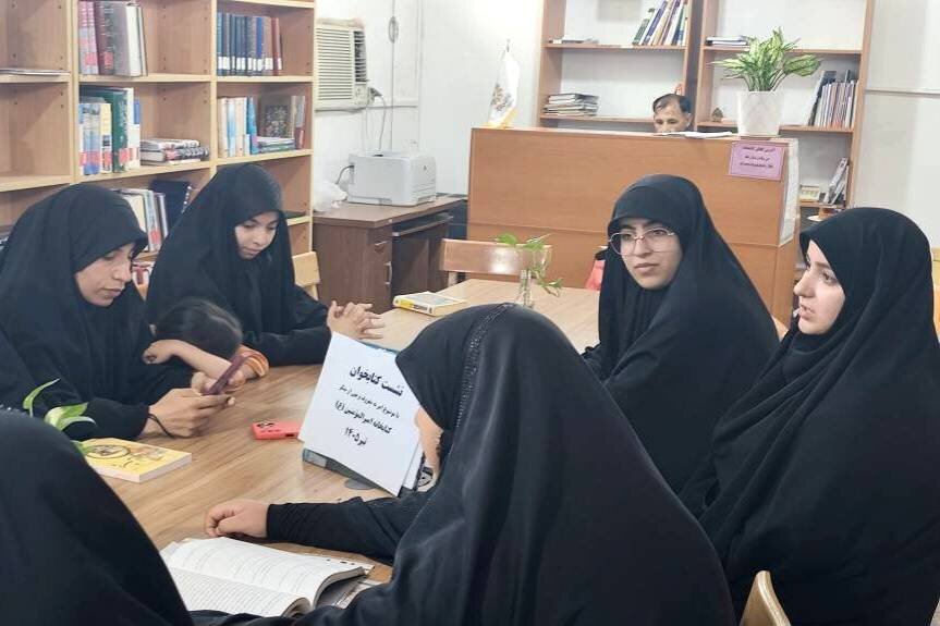 نشست کتاب‌خوان و آیین «تکیه کتاب» در کتابخانه امیرالمؤمنین(ع) کلاله برگزار شد