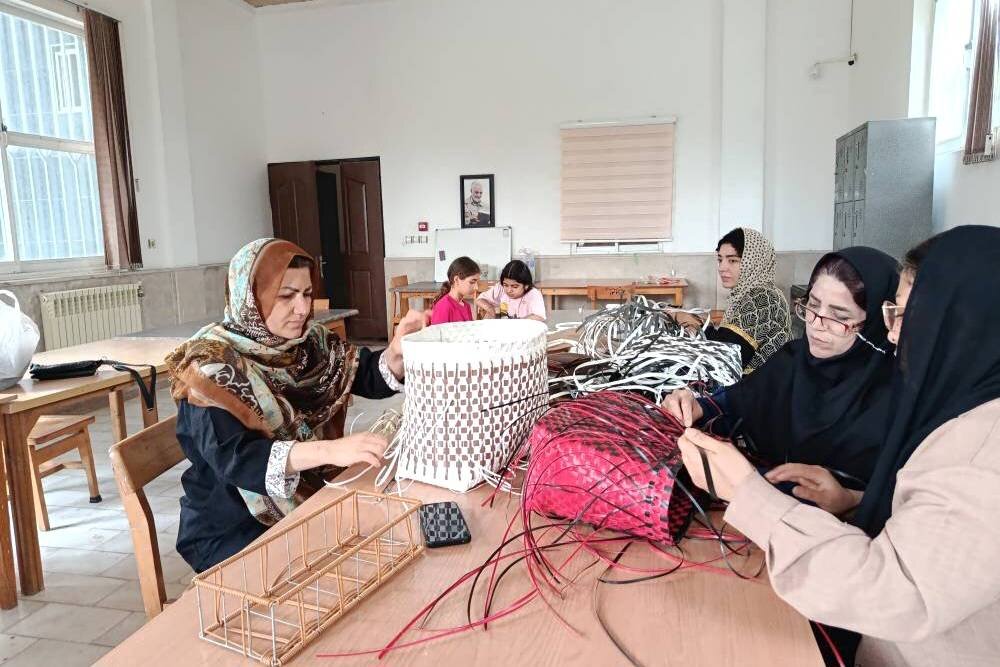 کارگاه آموزش حصیربافی در کتابخانه عمومی نوکنده بندرگز شد