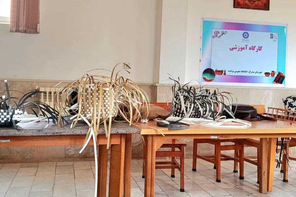 کارگاه آموزش حصیربافی در کتابخانه عمومی نوکنده بندرگز شد