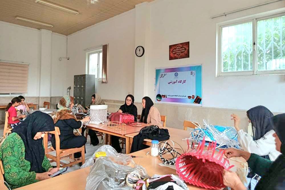 کارگاه آموزش حصیربافی در کتابخانه عمومی نوکنده بندرگز شد