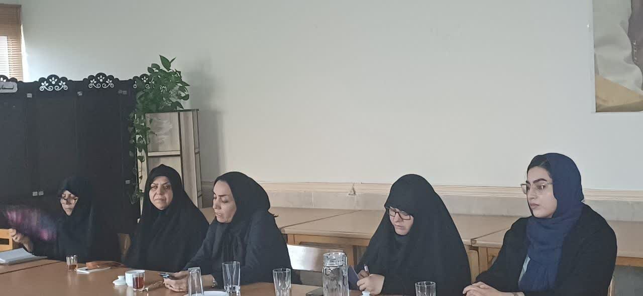 نشست قرار کتابخوانی در کتابخانه پانزده خرداد شهرستان پیشوا