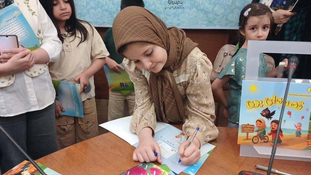 رونمایی از آثار کوثری فر؛ نویسنده ۱۰ ساله محفل ادبی جوانهها