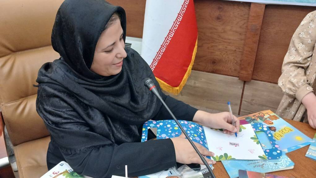 رونمایی از آثار کوثری فر؛ نویسنده ۱۰ ساله محفل ادبی جوانهها