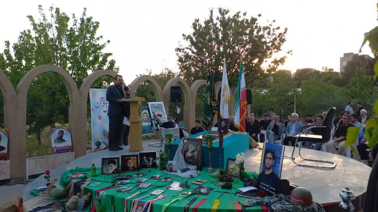 برگزاری محفل انس با قرآن در ملایر بهمناسبت هفتمین شب شهادت «شهید ایران»