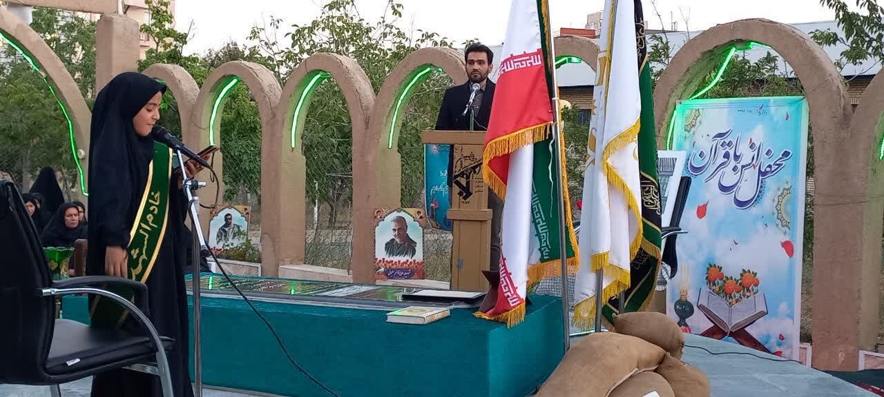 برگزاری محفل انس با قرآن در ملایر به‌مناسبت هفتمین شب شهادت «شهید ایران»