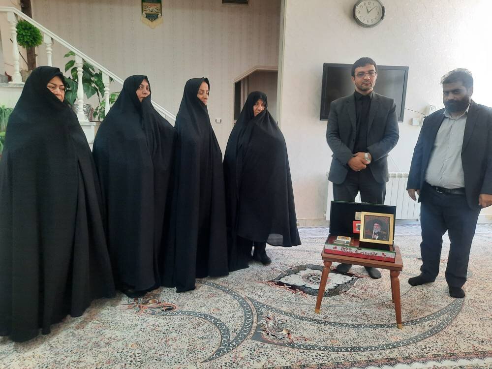 دیدار مسئولان و کتابداران فردوس با خانواده شهدا