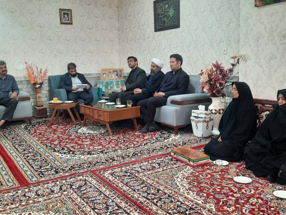 دیدار مسئولان و کتابداران فردوس با خانواده شهدا