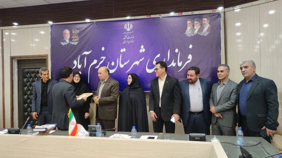 تجلیل از ۳۰ سال خدمت صادقانه نادر بیرانوند در مجموعه کتابخانههای عمومی خرمآباد