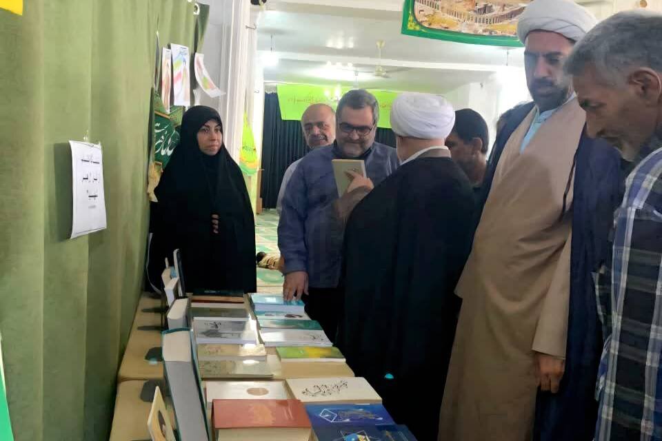 میز تبیین اندیشه‌های رهبر شهید در مسجد جامع نگین‌شهر آزادشهر برپا شد