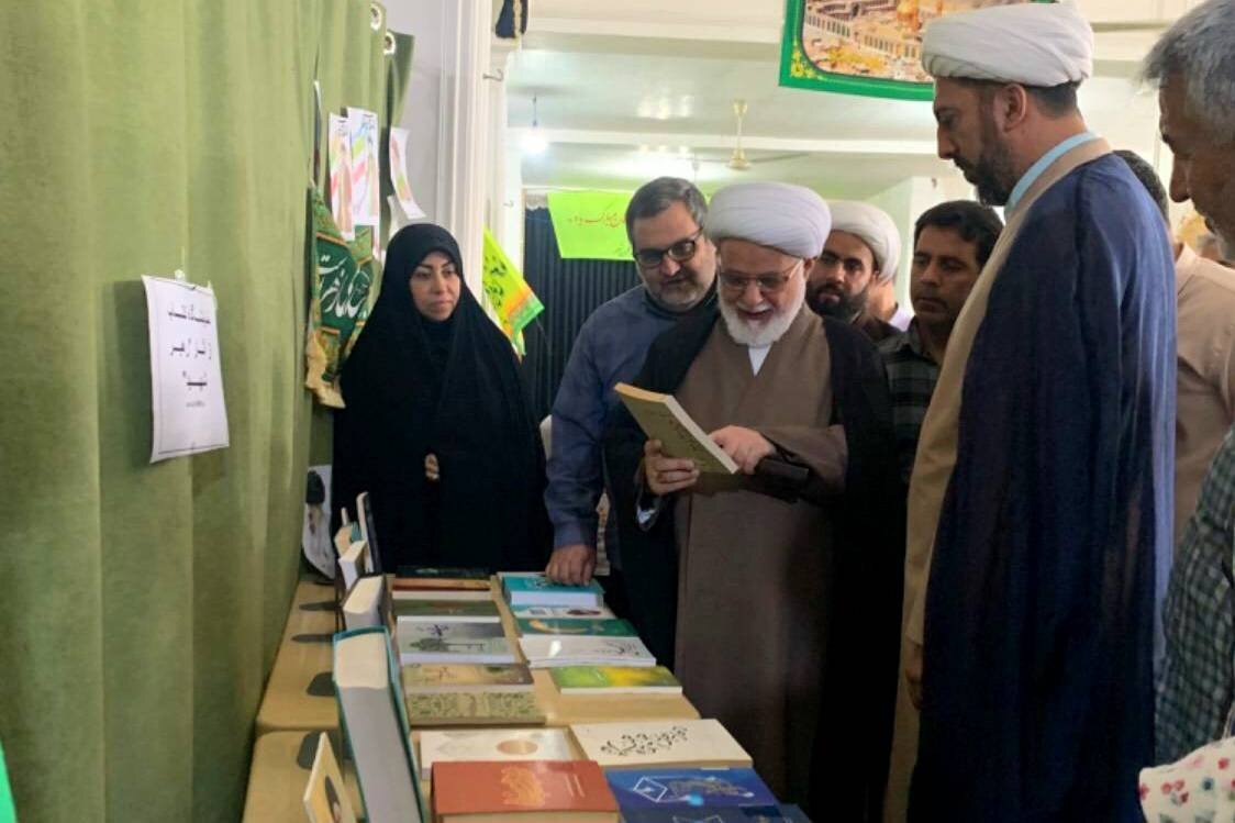 میز تبیین اندیشه‌های رهبر شهید در مسجد جامع نگین‌شهر آزادشهر برپا شد