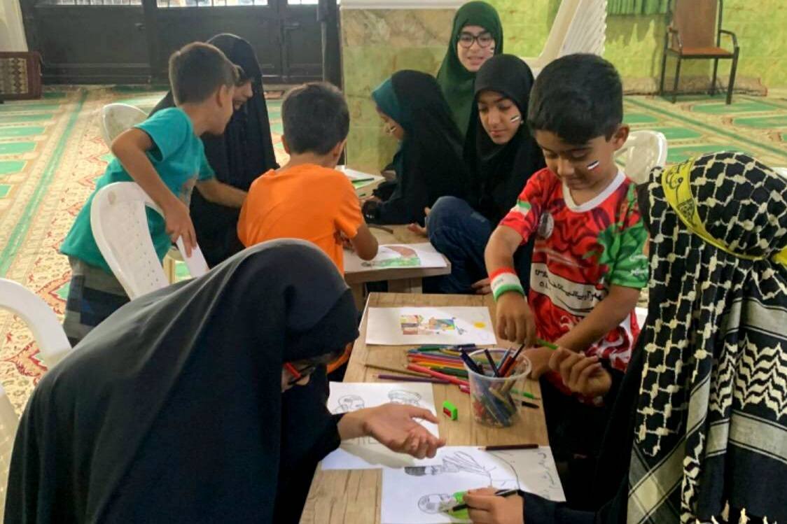 میز تبیین اندیشه‌های رهبر شهید در مسجد جامع نگین‌شهر آزادشهر برپا شد