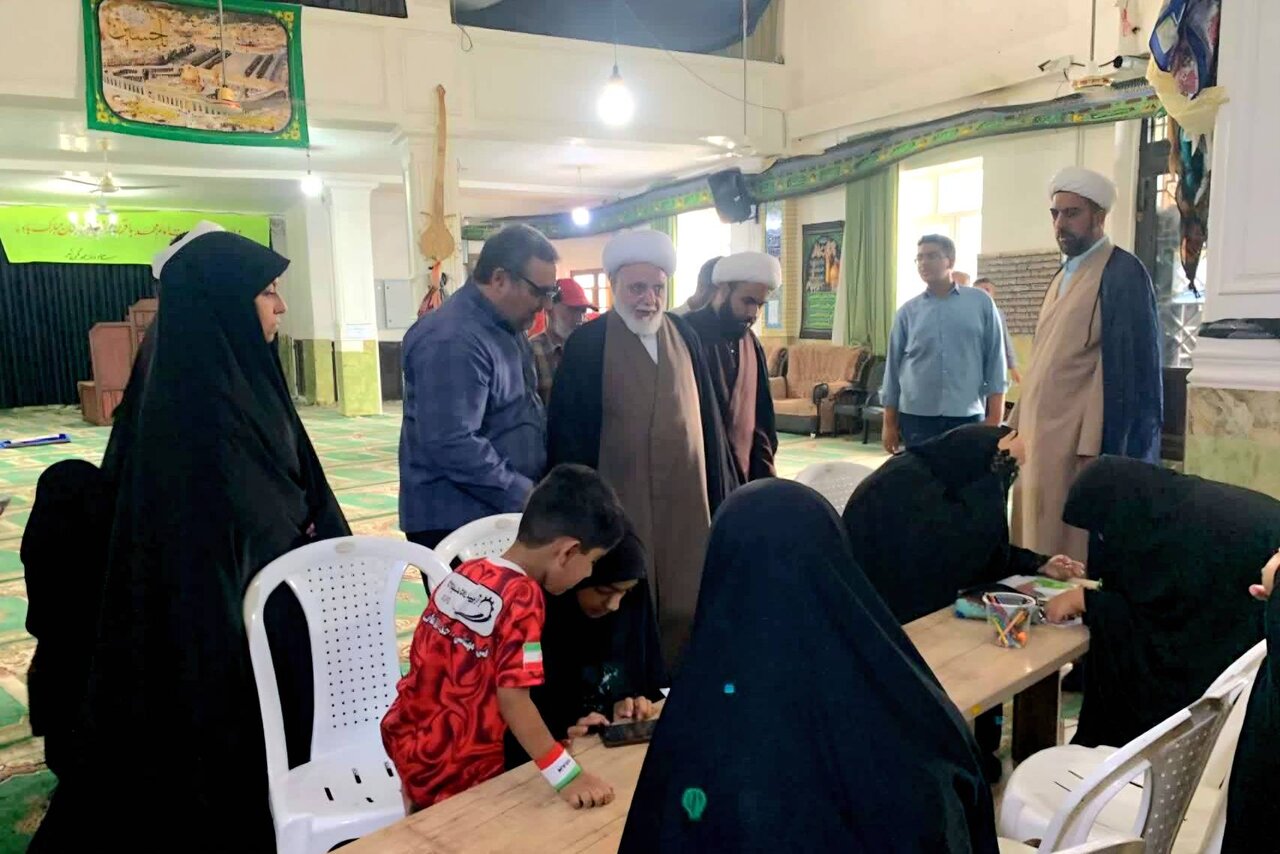 میز تبیین اندیشههای رهبر شهید در مسجد جامع نگینشهر آزادشهر برپا شد