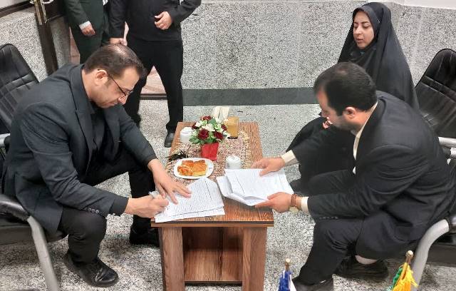 امضای تفاهمنامه واگذاری اتوبوس کتابخانه سیار برای گسترش فرهنگ مطالعه در دامغان