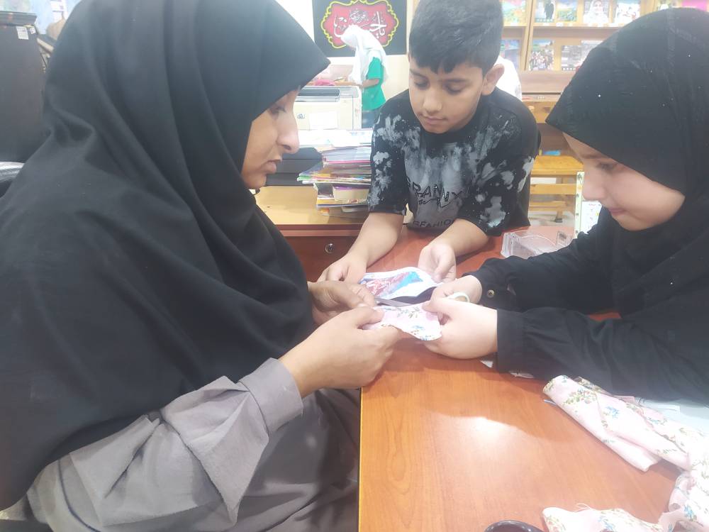 خلاقیت کودکانه در سایه معنویت؛ کاردستی سجاده در کتابخانه شهید خاوند بندر کنگ