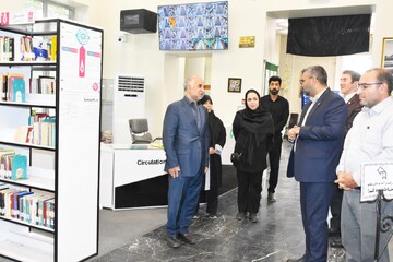 بازدید خیر کتابخانه ساز از کتابخانه شهید دستغیب شیراز