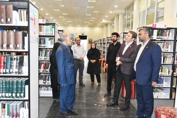 بازدید خیر کتابخانه ساز از کتابخانه شهید دستغیب شیراز