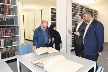 بازدید خیر کتابخانه ساز از کتابخانه شهید دستغیب شیراز