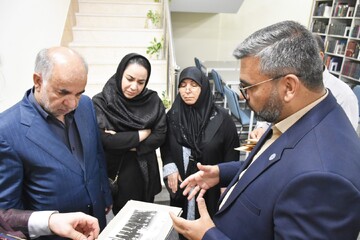 بازدید خیر کتابخانه ساز از کتابخانه شهید دستغیب شیراز