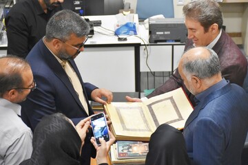 بازدید خیر کتابخانه ساز از کتابخانه شهید دستغیب شیراز