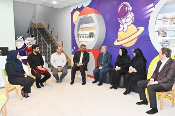 بازدید خیر کتابخانه ساز از کتابخانه شهید دستغیب شیراز