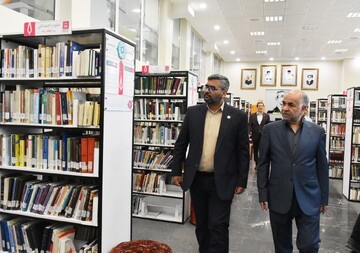 بازدید خیر کتابخانه ساز از کتابخانه شهید دستغیب شیراز
