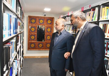 بازدید خیر کتابخانه ساز از کتابخانه شهید دستغیب شیراز