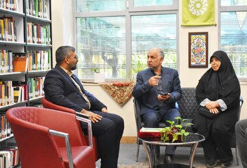 بازدید خیر کتابخانه ساز از کتابخانه شهید دستغیب شیراز