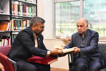 بازدید خیر کتابخانه ساز از کتابخانه شهید دستغیب شیراز