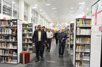 بازدید خیر کتابخانه ساز از کتابخانه شهید دستغیب شیراز