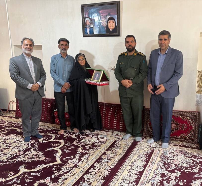 دیدار کارکنان اداره کتابخانه‌های عمومی شهرستان قائنات با خانواده معظم شهدای روستای نوغاب