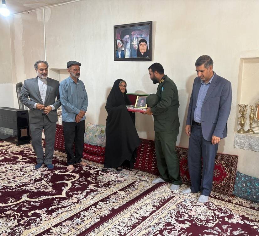 دیدار کارکنان اداره کتابخانه‌های عمومی شهرستان قائنات با خانواده معظم شهدای روستای نوغاب