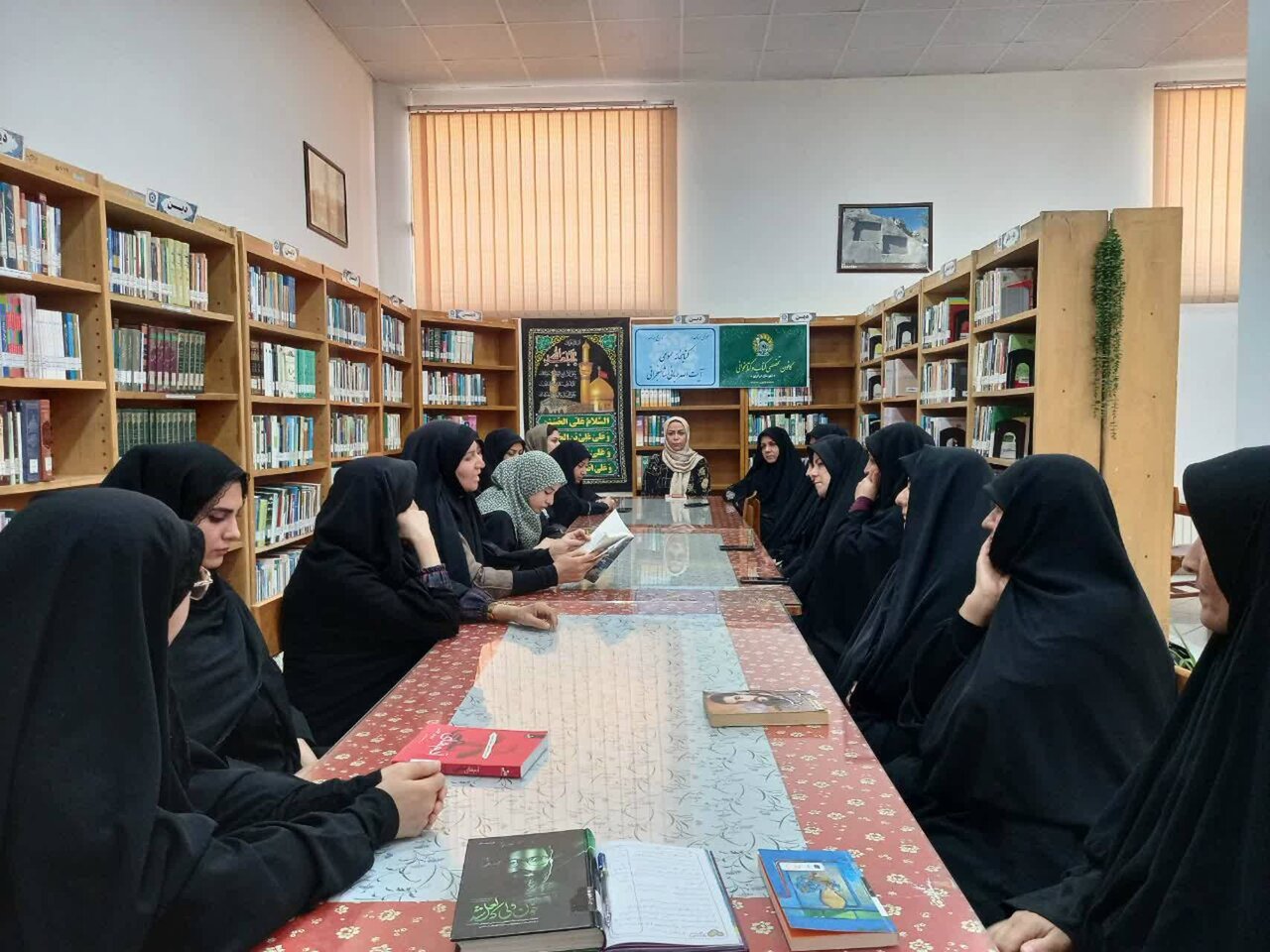 نشست کتابخوان ویژه مادران و بانوان خانه‌دار در شاهنجرین برگزار شد