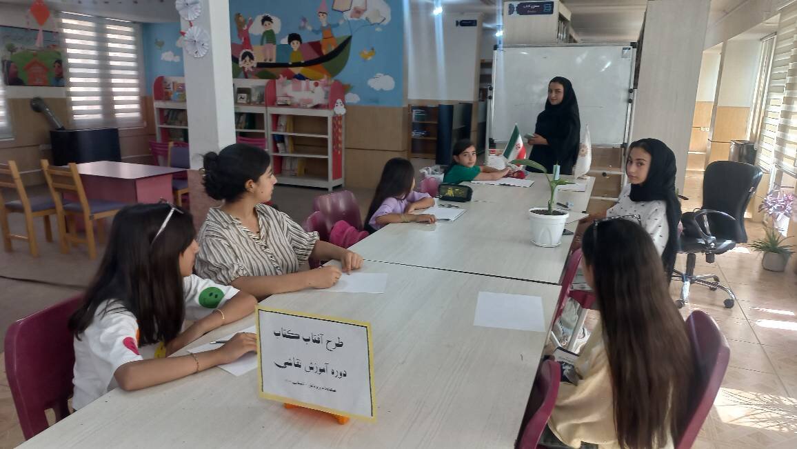 کتابخانه عمومی «پرتو دانش» میزبان طرح «آفتاب کتاب» شد