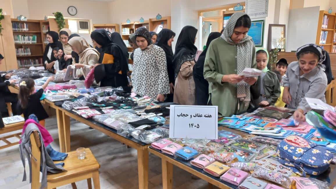 کتابخانه فرهنگ حسینآباد میزبان نمایشگاه محصولات بانوان شد