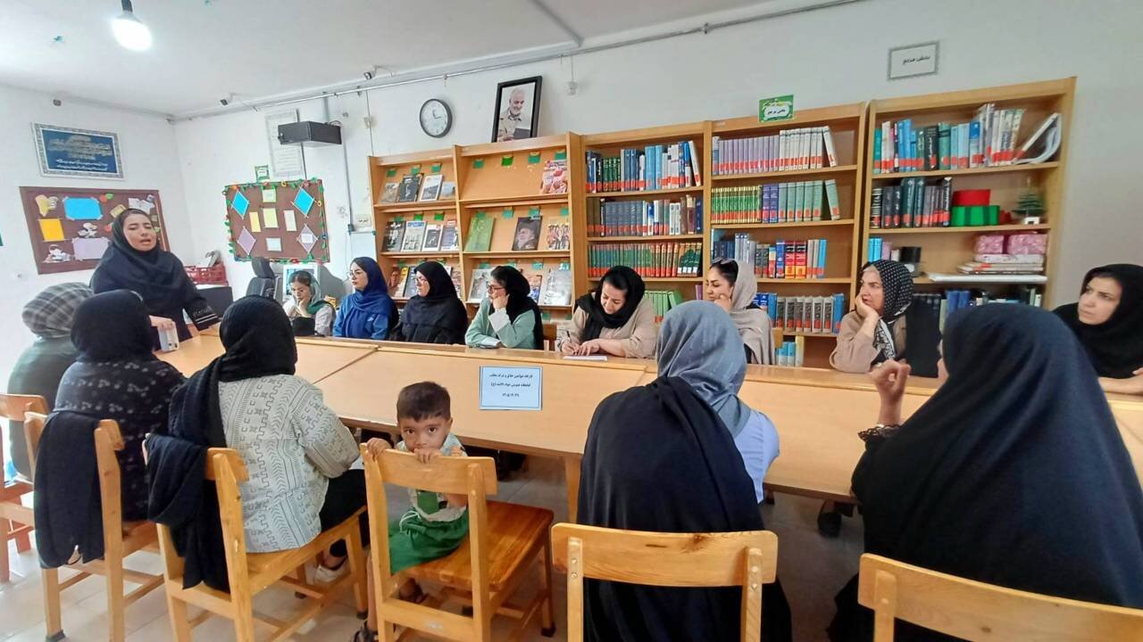 تجربه خواندن خلاق زبان انگلیسی با حضور مادران و کودکان در کتابخانه جوادالائمه (ع) شهر قاضی