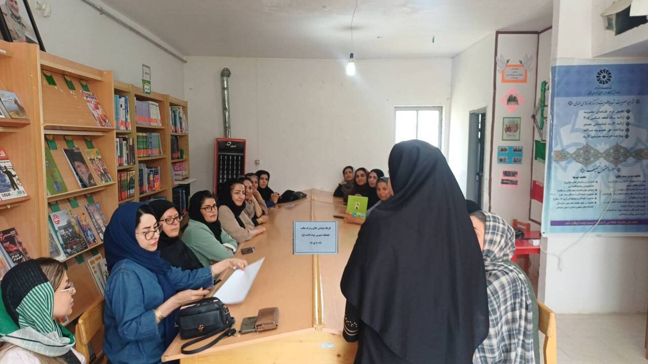 تجربه خواندن خلاق زبان انگلیسی با حضور مادران و کودکان در کتابخانه جوادالائمه (ع) شهر قاضی